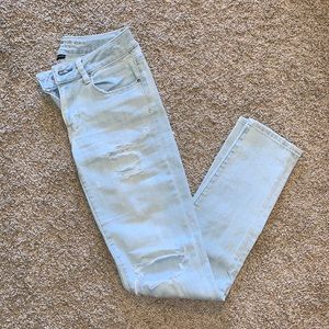 Like New American Eagle ripped skinny jeans